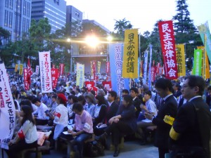発言に聞き入る参加者たち
